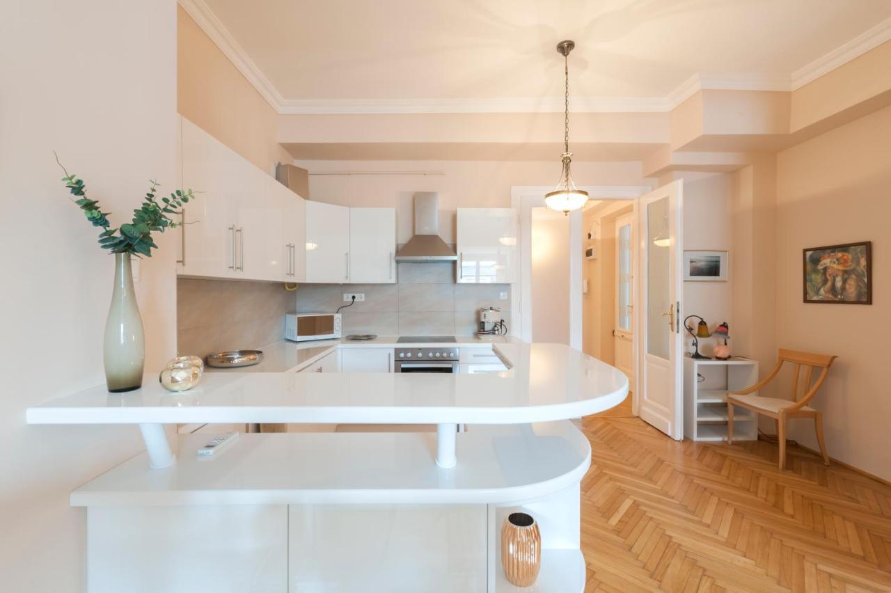 Opera & Basilica 2 Bedrooms With Balcony Budapest Exterior photo